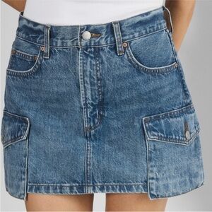 Aritzia Denim Forum The 90s Mid Rise Cargo Mini Skirt medium wash size 25